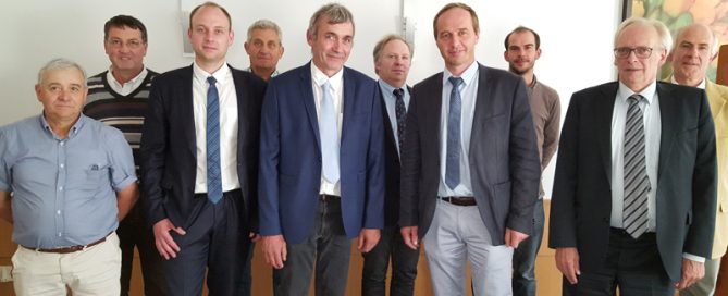 Les directions des coopératives Origenplus et Gènes Diffusion lors de la signature de l'alliance