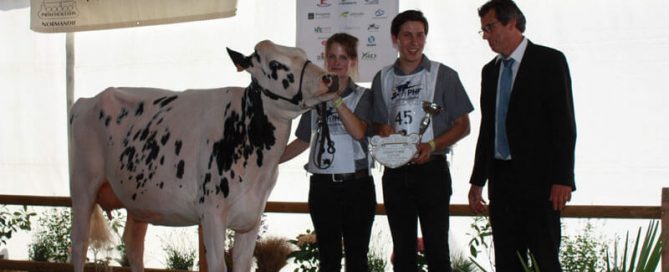 vache Prim'holstein sur le podium de Forges-les-Eaux