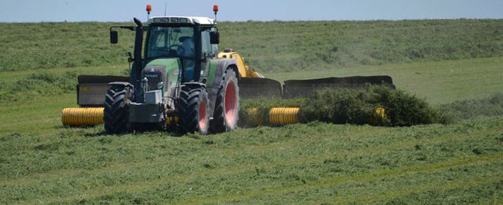 Un tracteur en train d'ensiler