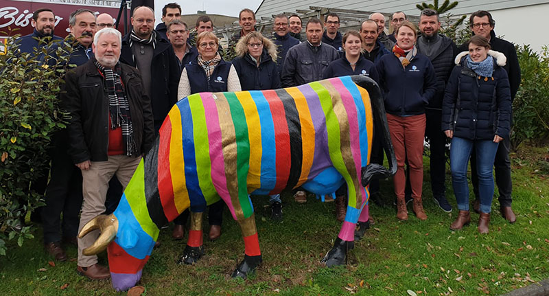 Les techniciens Prim'Holstein de Gènes Diffusion autour d'une vache décorative