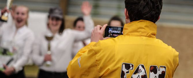 Un photographe avec le K-way de la FAN Academy 2020 prend en photo des jeunes de FAN
