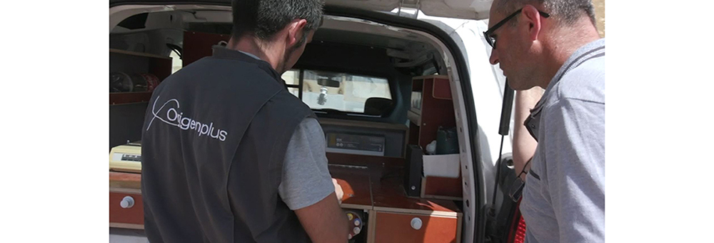 Un technicien inséminateur et un éleveur près d'une caisse d'un technicien inséminateur